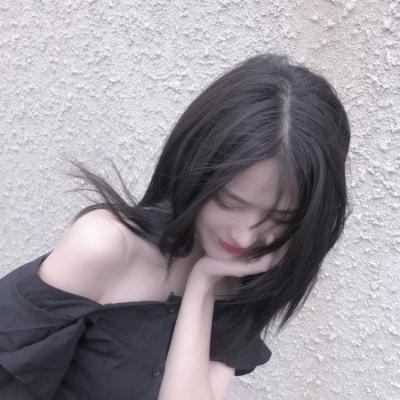 【央视快评】高举队旗跟党走